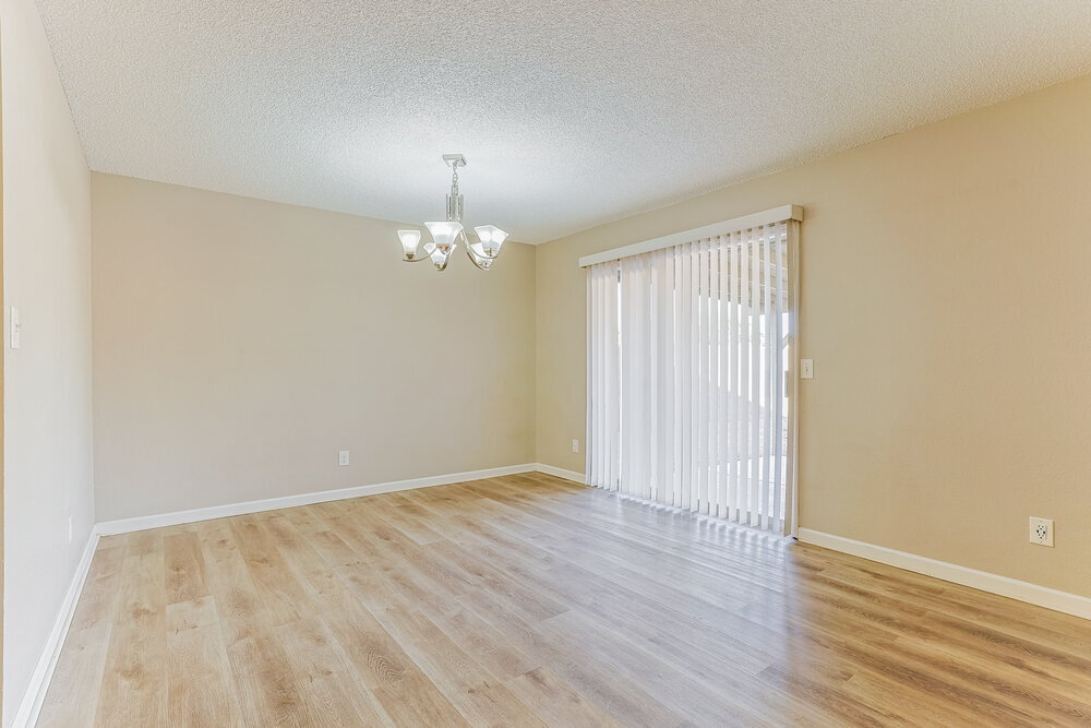 Building Photo - 664 S Robin Ln