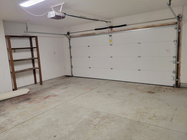 Building Photo - 4 Bed, 2.75 Bath with A/C! - MileStone Rea...