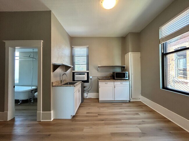 Building Photo - Bright 2nd Floor Apartment on 3rd Street -- Utilities Included!