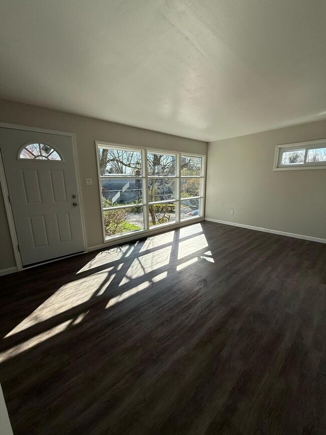 Building Photo - Great 4BR, 1 1/2BA Single Family Home in P...