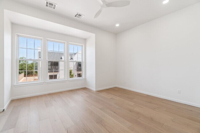 Building Photo - Minimalist Magic: 2-Bed Apartment Over Selah’s Creative District