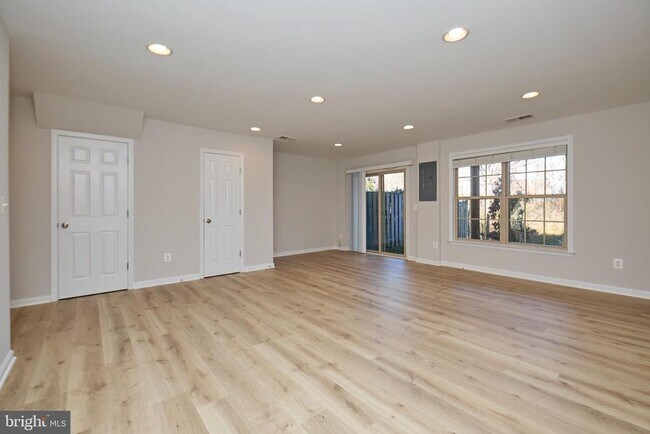 Primary Photo - 42612 Galbraith Square