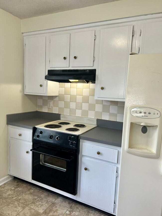Building Photo - AVAILABLE NOW! 3 Bedroom, 1.5 Bath Home