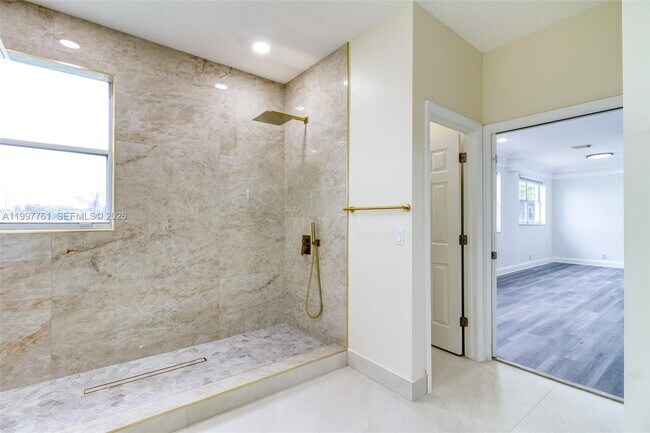 Building Photo - 5363 SW 38th Ave