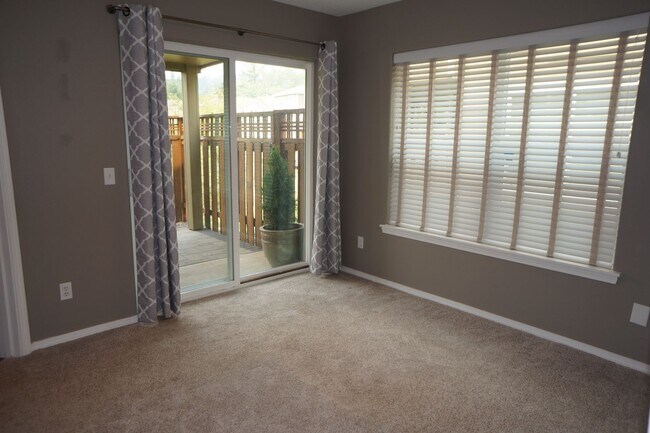 Building Photo - Spectacular NW Portland 3 bedroom Townhouse