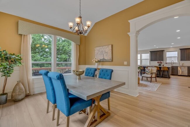 Building Photo - Stunning, spacious 4-bdrm/4-bath in Tigard. Fireplace, massive decks, next to nature