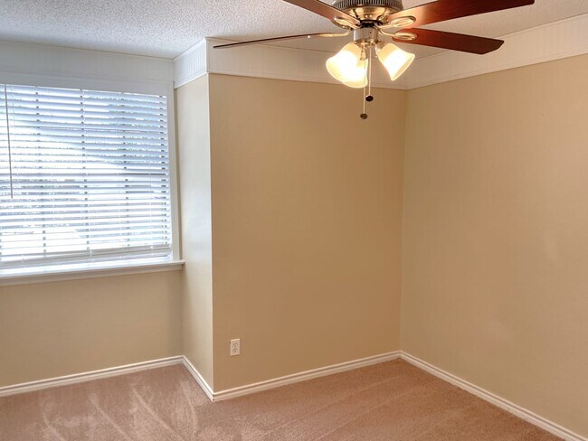 Building Photo - 2117 Belmont Park Dr