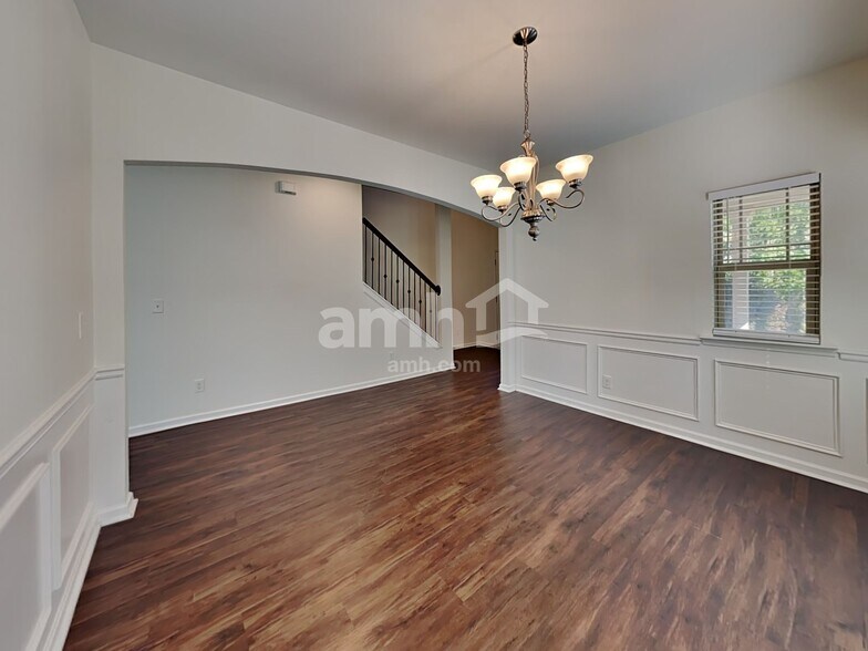 Building Photo - 1522 Balvaird Dr SE
