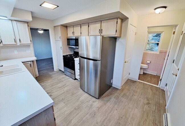 Building Photo - 3 Bed / 1-1/2 Bath Single Family Home w/ 2-Car Garage