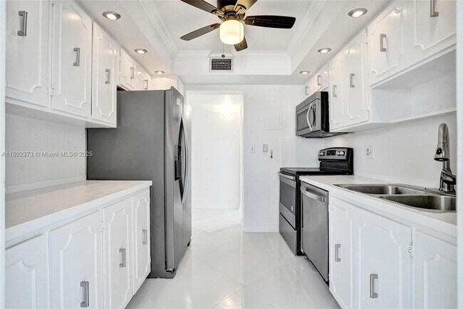 Building Photo - 3113 S Ocean Dr
