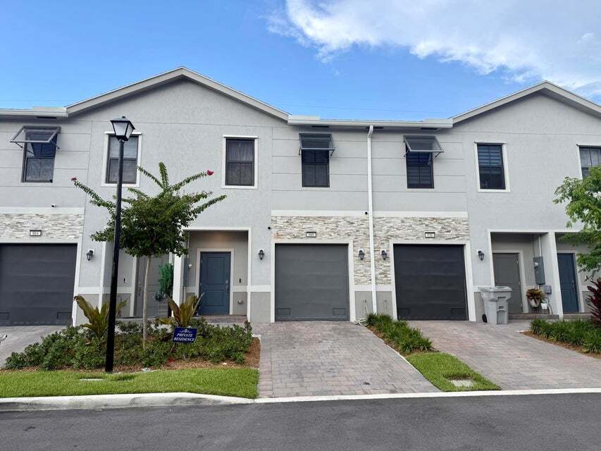 Building Photo - 860 NW 3rd Ter