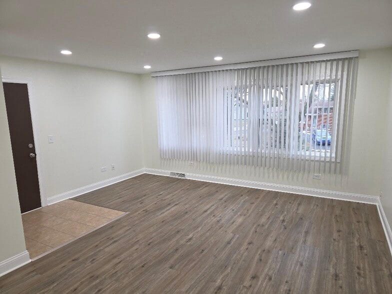 living/dining room - 826 E Capri Dr