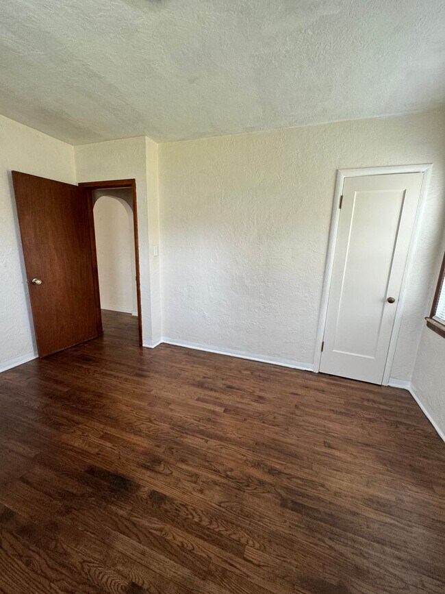 Building Photo - 2 Bedroom, 1 Bath with garage. Water and Sewer included in monthly rent!