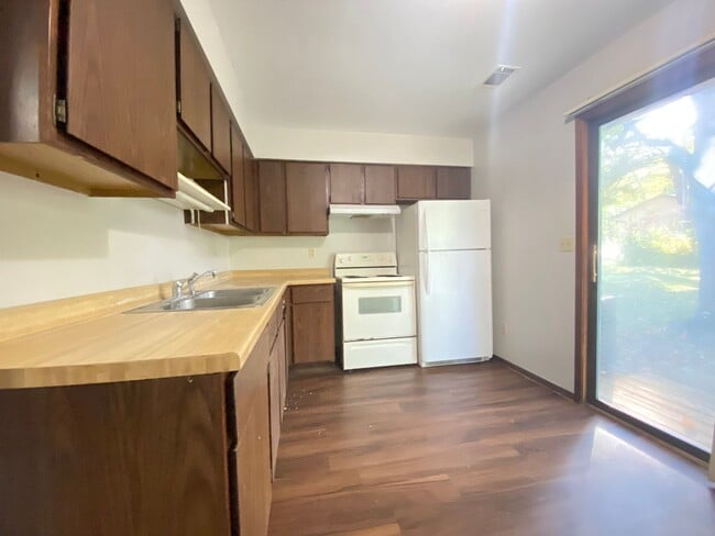 Building Photo - 2 Bedroom Duplex In Chesterton