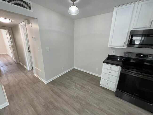 Building Photo - 102 N Lakeside Dr