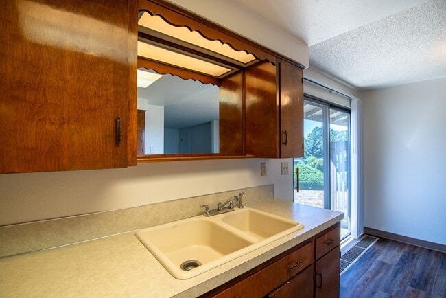 Building Photo - Fern Court Duplex