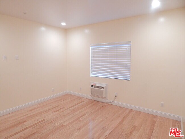 Building Photo - 2018 Hillcrest Dr
