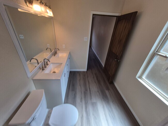 Building Photo - 4018 Sunrise Cove Dr