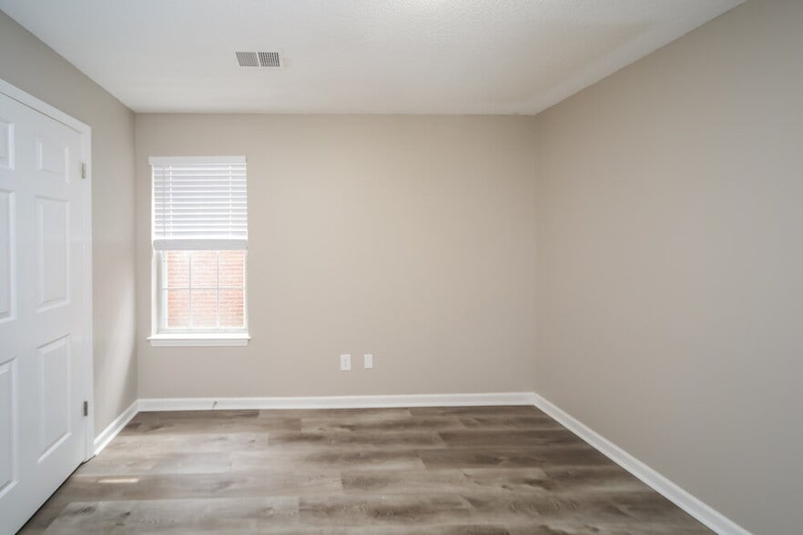 Building Photo - 5895 Waverly Dr