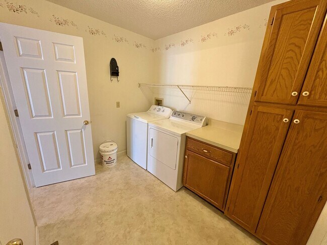 Building Photo - Duplex for Rent