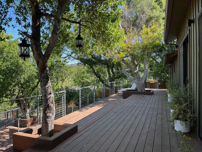 Building Photo - 21273 Entrada Rd