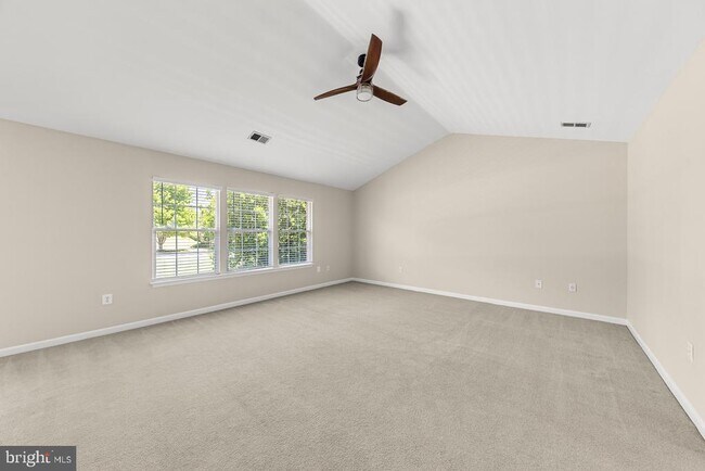 Building Photo - 9201 Golf Ct