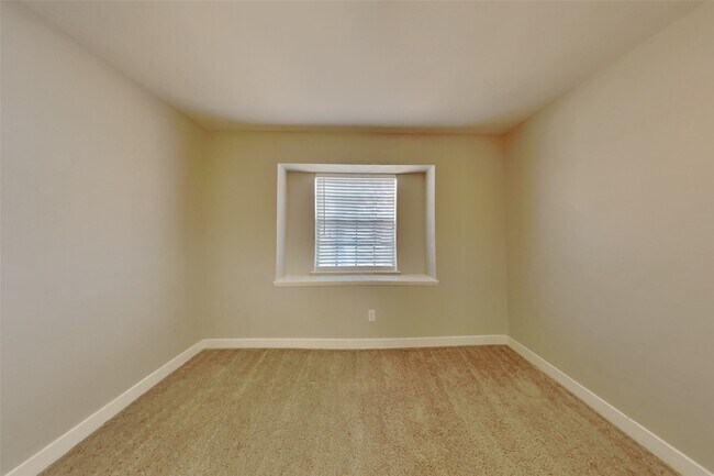 Building Photo - 16 W Bigelow Oak Ct