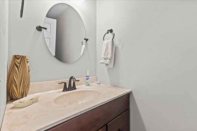 Building Photo - Contemporary with Gorgeous Views in Hinesb...