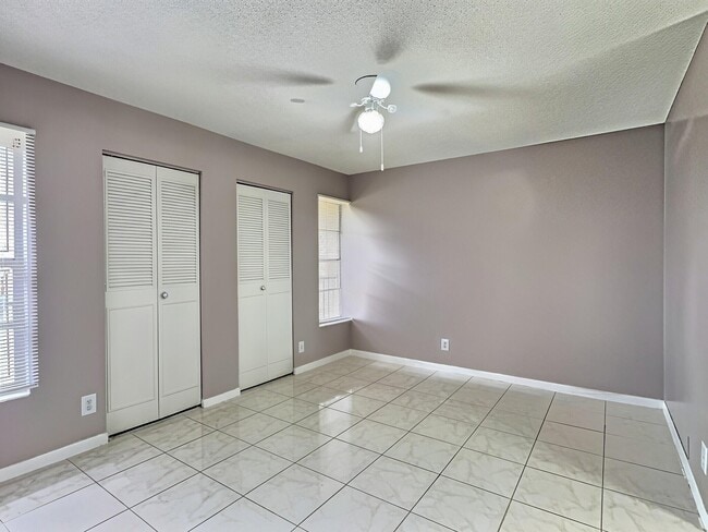 Building Photo - 889 Twin Lakes Dr