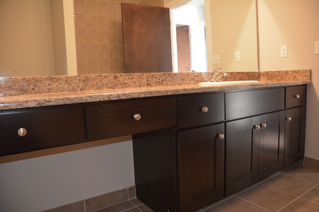 Upstairs Hallway Bathroom - 6379 Windemere Ln