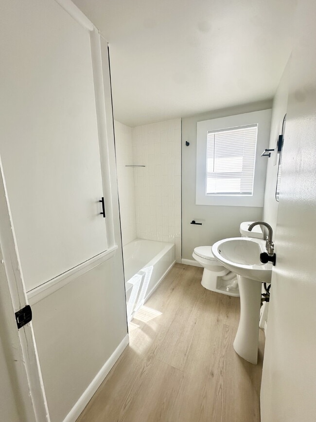 Building Photo - 716 E 17th St