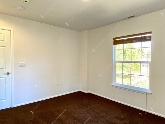 Building Photo - Charming and unique 2 BR in an upscale west Bend neighborhood