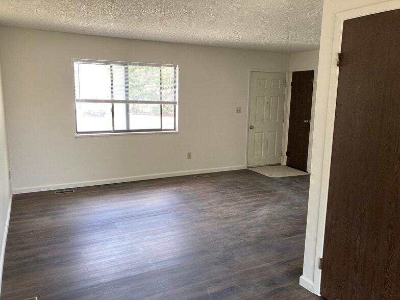 Entry/living room - 2991 Walnut Ave