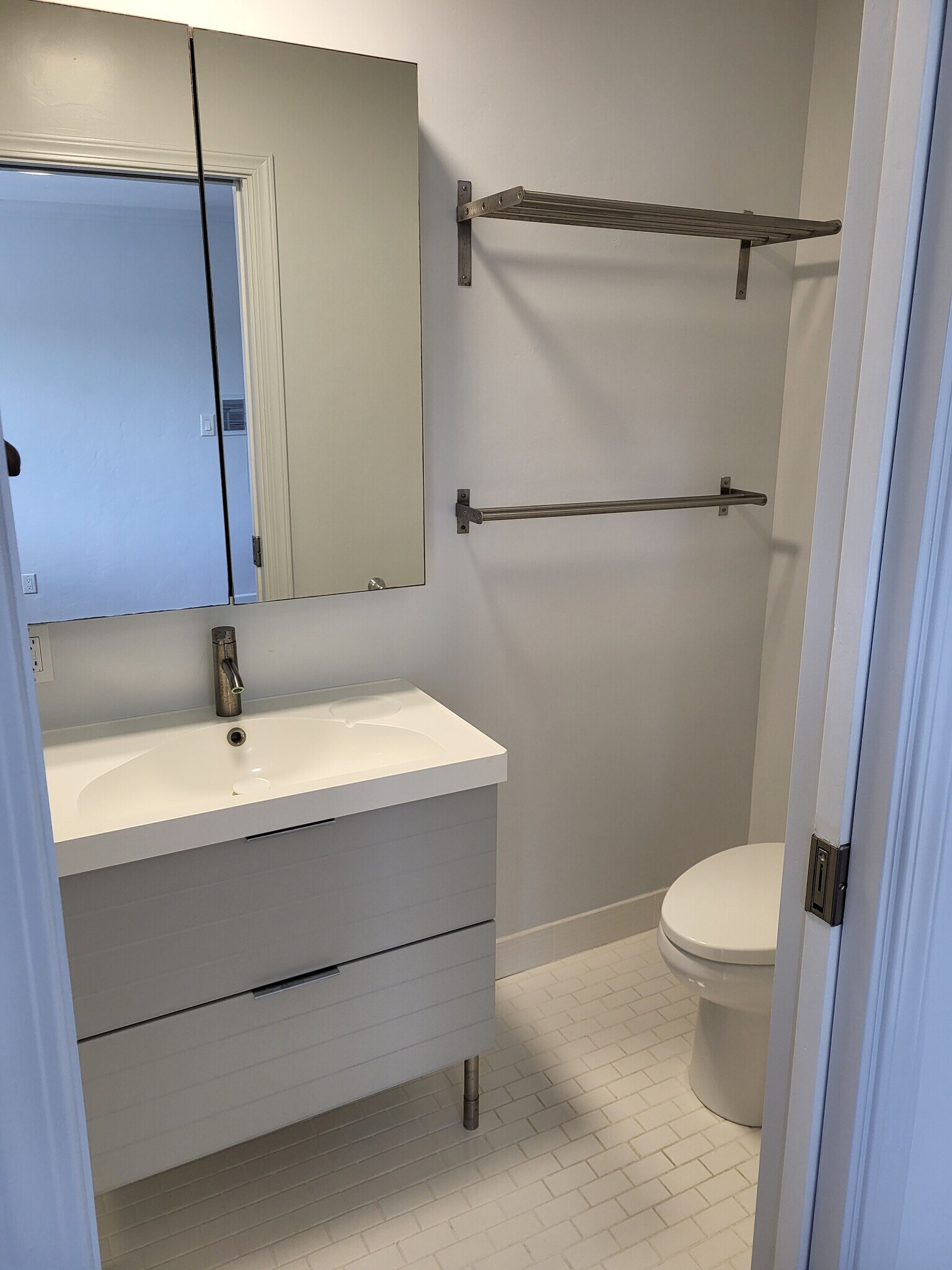 Ensuite Bathroom 1 - 4119 Falcon St