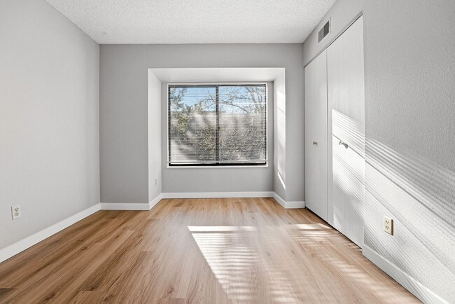 Building Photo - Updated 2 bed / 1 bath home in Lakewood!