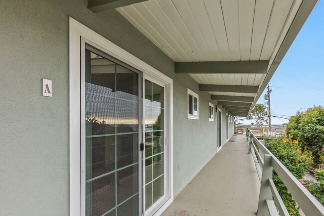 Building Photo - Catalina Apartments