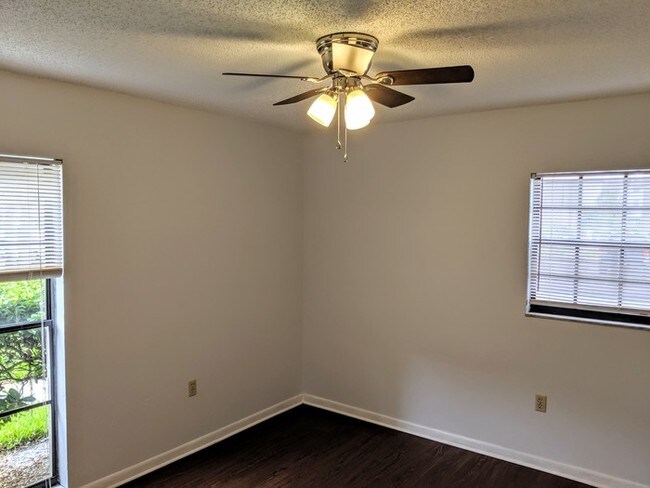 Building Photo - Great 2/2 Condo by USF