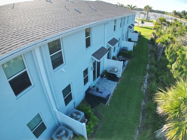 Building Photo - 5784 SE Edgewater Cir