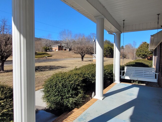 Building Photo - Nice Brick Home in Mount Airy