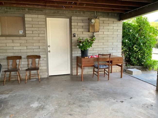 Building Photo - 1 bedroom 1 bath close to town