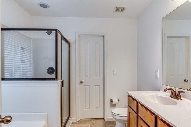 Building Photo - Charming 3 bedroom, 2.5 bath home located in the Lismore Park community.