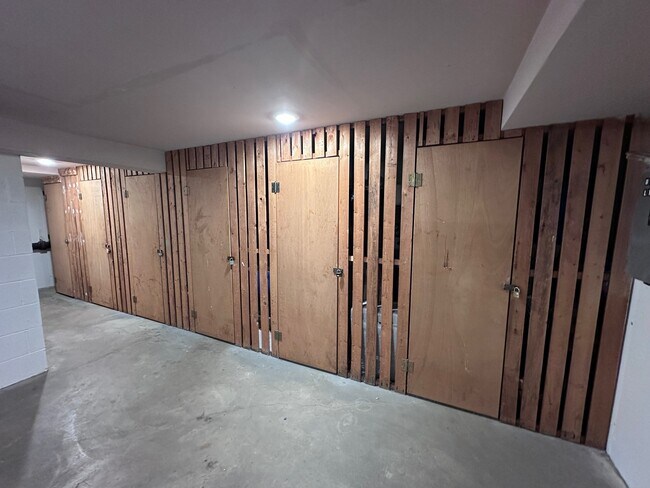 Building Photo - 8509 W Catherine Ave