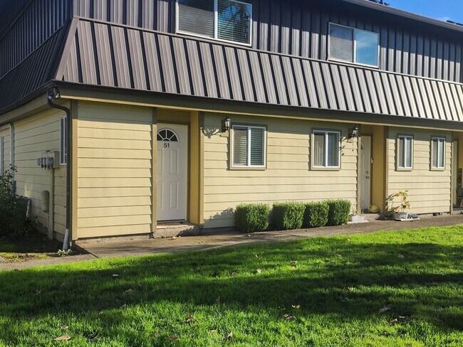 Building Photo - 1ST  FULL  MONTH'S  RENT   FREE  Pet-friendly Townhouse Near Parks and Downtown Newberg - Showing...