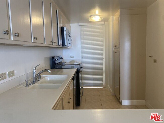 Building Photo - 4265 Marina City Dr
