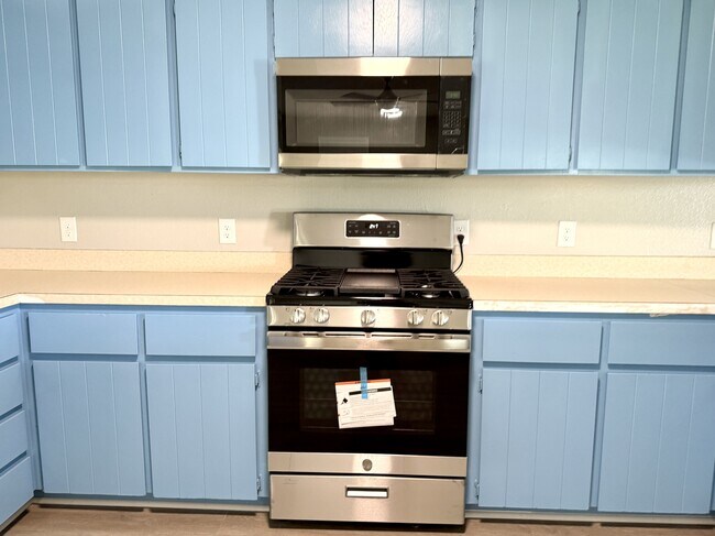 Building Photo - 39 Melody Ln