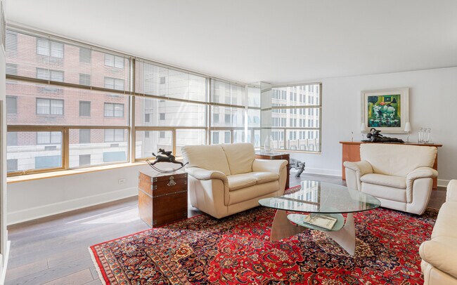Building Photo - 110 E Delaware Pl