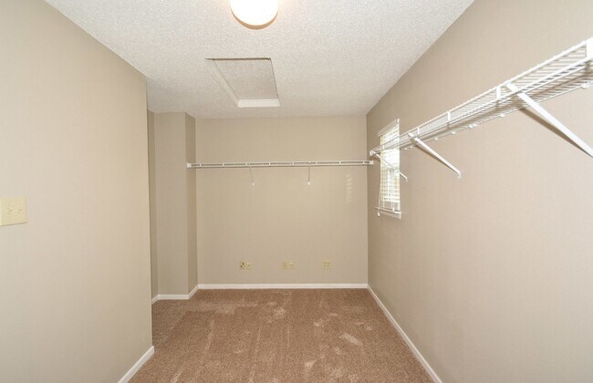 Building Photo - "Spacious 3-Bed Retreat in Fishers with El...