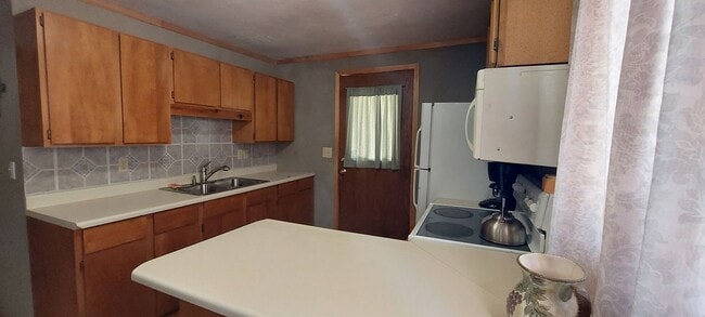 Building Photo - Cozy Red Cabin in Boise County - 30 Minute...