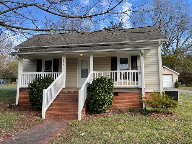 Primary Photo - 2 bed 1 bath home in Randleman!