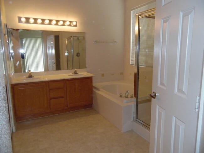 Building Photo - Single Story, 3 bedroom in Peccole Ranch!